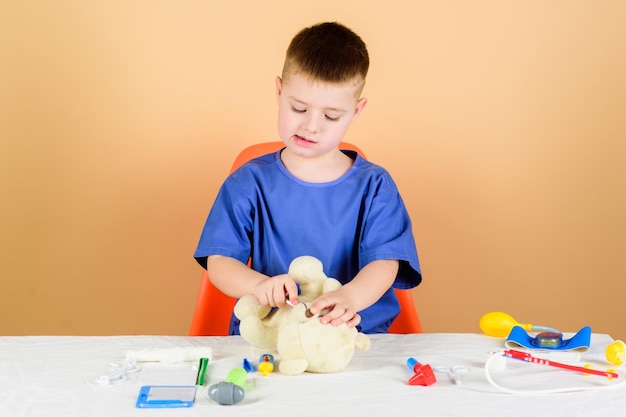 Speelgoedbehandeling Behandeling recept kinderarts stagiair kleine jongen in medisch uniform ziekenhuis geneeskunde en gezondheid verpleegster laboratoriumassistent huisarts kind arts met stethoscoop