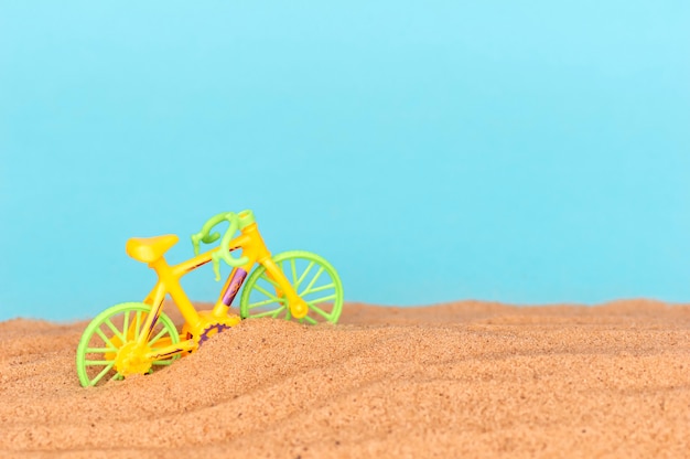 Speelgoedfiets op het strand.