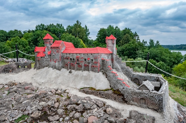 Foto speelgoedmodel van het kasteel dinaburga aan de kust van de rivier de daugava in letland