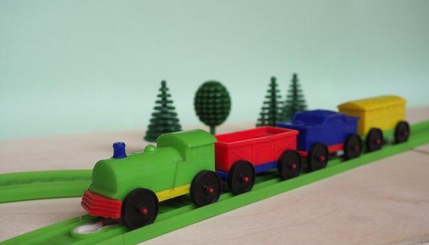 Speelgoedtrein en spoorweg