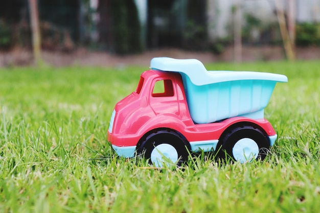 Foto speelgoedwagen op het veld