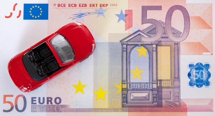 Foto speelgoedwagen op papiergeld