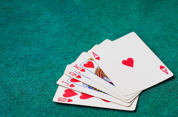 Speelkaart op groene tafel in Casino Royal Flush-kaart