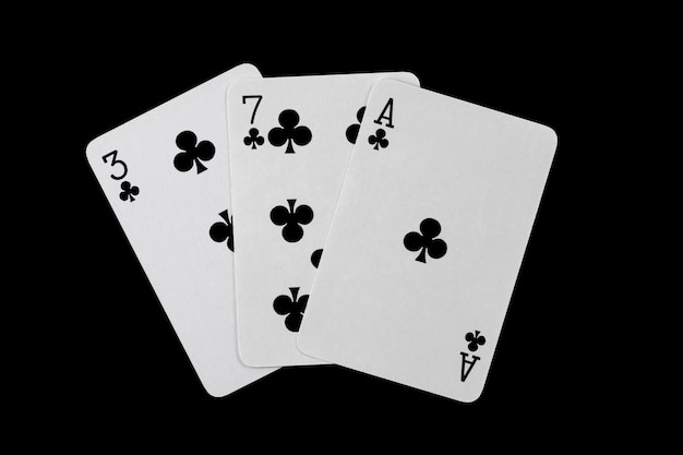 Speelkaarten 3 7 en aas worden uitgewaaierd geïsoleerd op een zwarte achtergrond