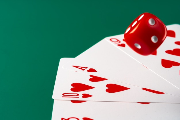 Speelkaarten met rode dobbelstenen. Casino en gokken concept