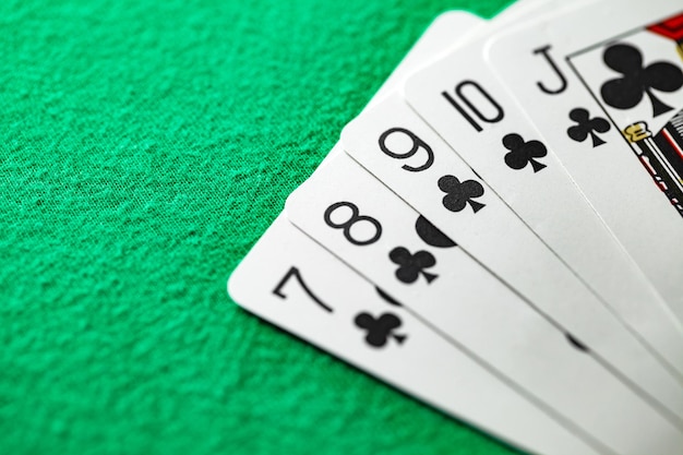 Speelkaarten pokercombinatie straight flush van zwarte kruiskleur van jack