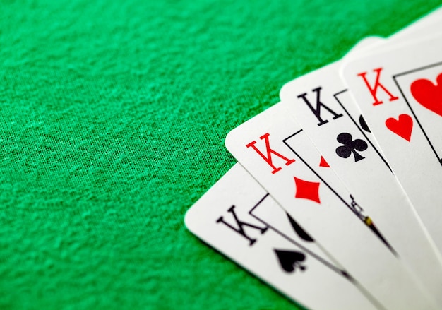 Speelkaarten pokercombinatie vier soorten quads koningen van verschillende kleuren dezelfde waarde