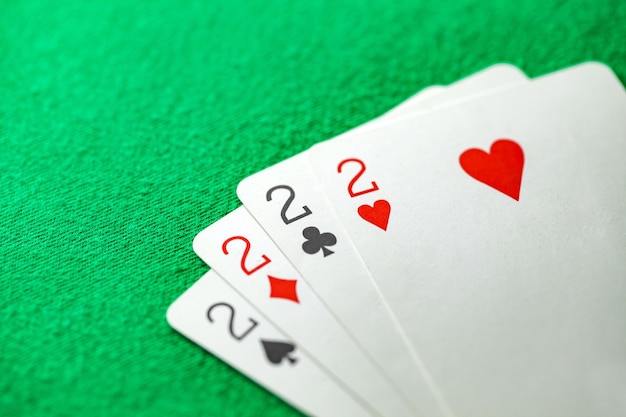 Speelkaarten pokercombinatie vier van soort quads tweeën van verschillende kleuren dezelfde waarde