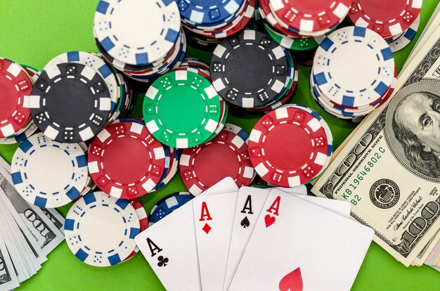 Speelkaarten pokerfiches en dollars