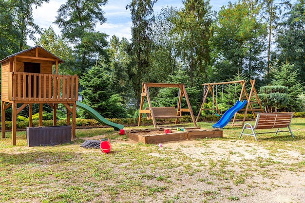 Speelplaats tegen bomen in het park