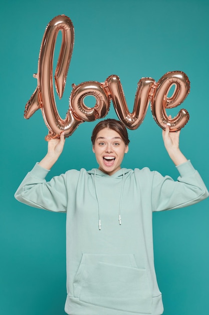 Speels meisje met Love folieballon