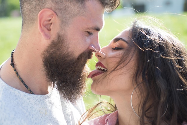 Speels stel voelt flirterige sensuele vrouw steekt tong uit naar man kus me nu bebaarde man en w