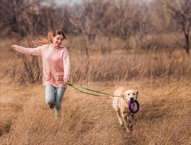 Speelse hond met tienermeisje