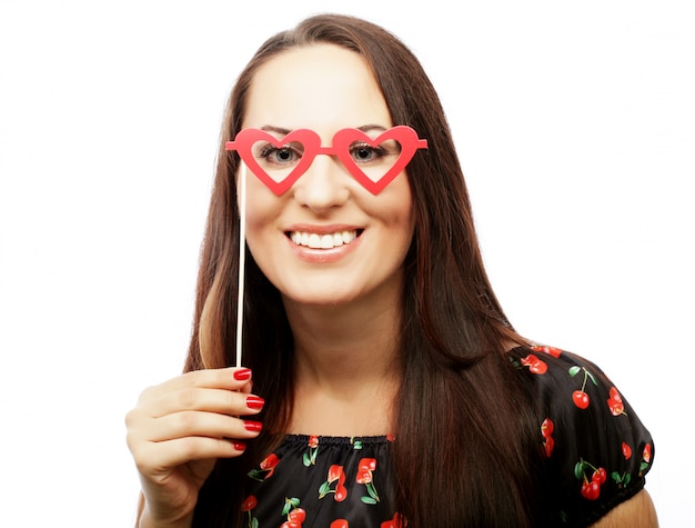 Speelse jonge vrouw klaar voor feest