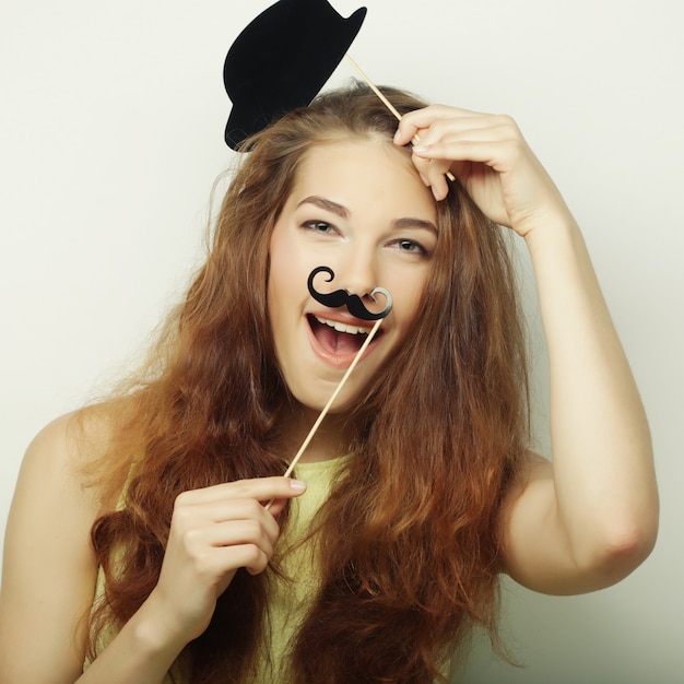 Speelse jonge vrouw klaar voor feest