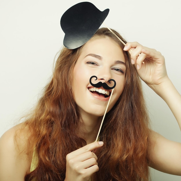 Speelse jonge vrouw klaar voor feest