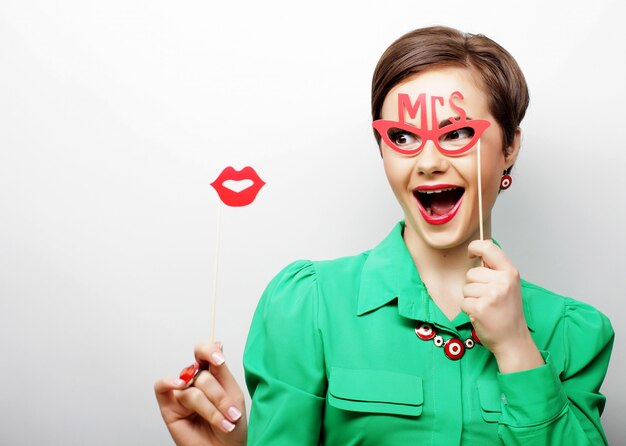 Speelse jonge vrouw klaar voor feest