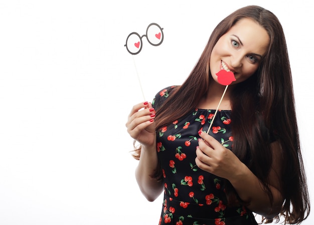 Speelse jonge vrouw klaar voor feest