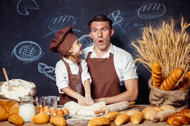 Speelse man met dochter brood maken