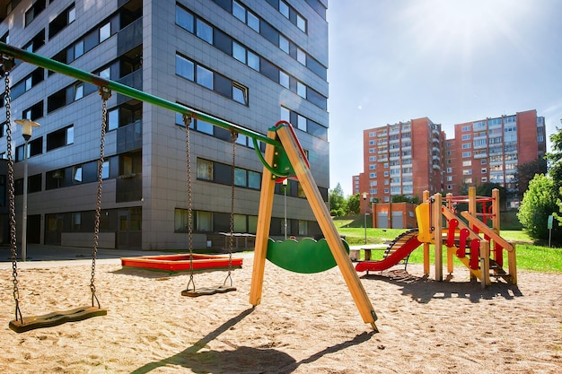 Speeltoestellen voor kinderen in het woonhuiskwartier in het district Baltupiai, Vilnius, Litouwen.