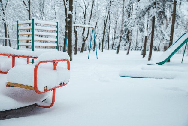 Speeltuin bedekt met sneeuw. winter seizoen. kind carrousel close-up. sneeuwen