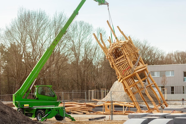 Speeltuin Constructie Hout Log Speelhuis installatie Kraan installeren kinderen glijbaan in de tuin