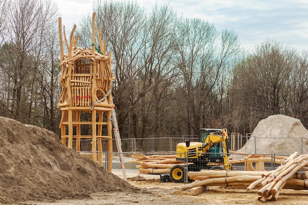 Speeltuin in aanbouw houten kinderspeeltuin bouwen van houten blokken