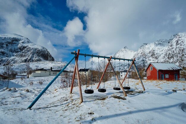 Speeltuin in de winter. Een dorp, Lofoten eilanden, Noorwegen