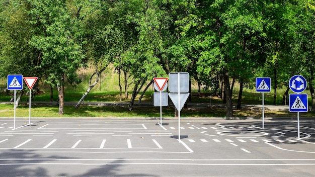 Speeltuin met educatieve verkeersborden