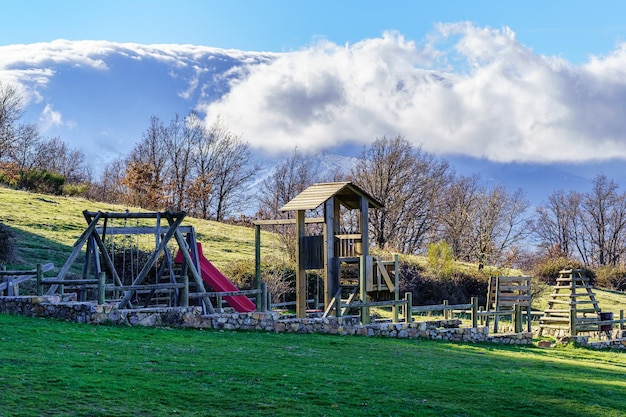 Speeltuin voor kinderen om buiten te spelen naast de met sneeuw bedekte bergen. Riaza, Segovia.