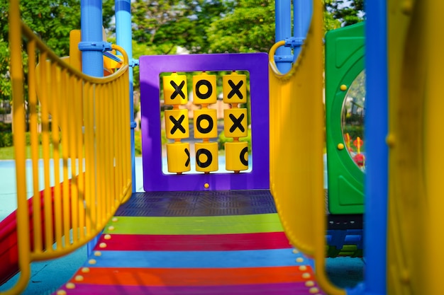 Speeltuin voor kindkinderen in openbaar park.