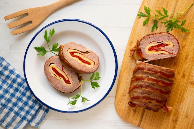 Spek en gebraden kalfsgehakt broodje gevuld met tortilla en peper.