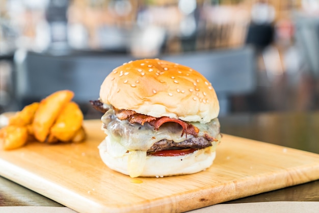 spek kaas hamburger met rundvlees op een houten bord in het restaurant