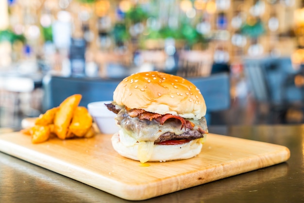 spek kaas hamburger met rundvlees op een houten bord in het restaurant