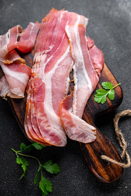 spek plakjes gerookt reuzel vlees maaltijd eten snack op tafel kopieer ruimte voedsel achtergrond rustieke top