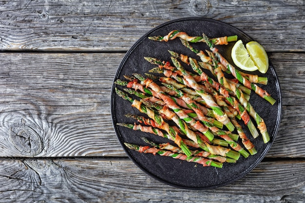 Spek verpakte asperges op een bord