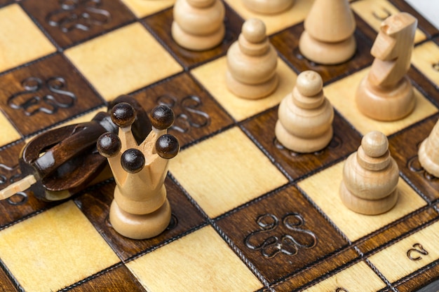 Spel en schaakstukken op witte achtergrond