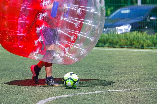 Foto spel op het veld in transparante ballonnen voetbal balspel in opblaasbare transparante bollen sport en entertainment actieve recreatie en hobby's