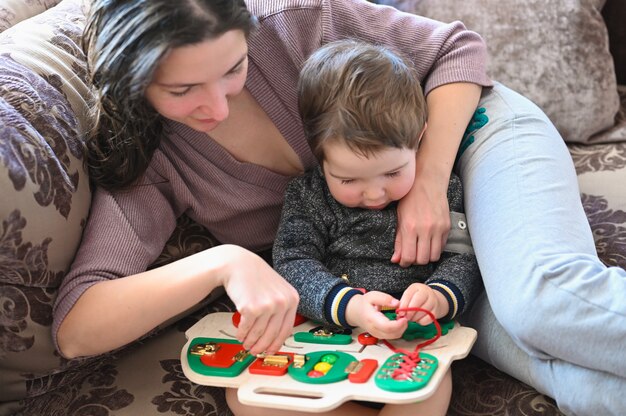 Spel voor de ontwikkeling van fijne motoriek bij een kind. Kinder ontwikkeling.