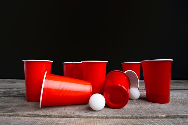 Spelbier pong op houten lijst