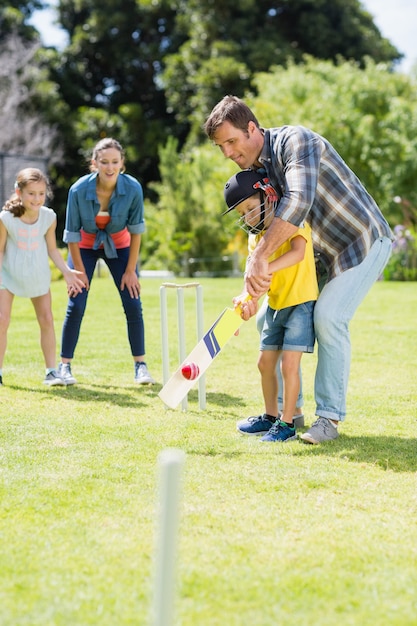 Spelen cricket samen en gelukkige familie