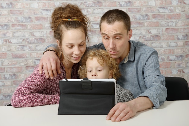 Spelen met een tabletcomputer en gelukkige familie