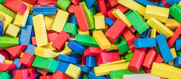 Spelen met houten speelgoedblokken in de kleuterschool of kleuterschool