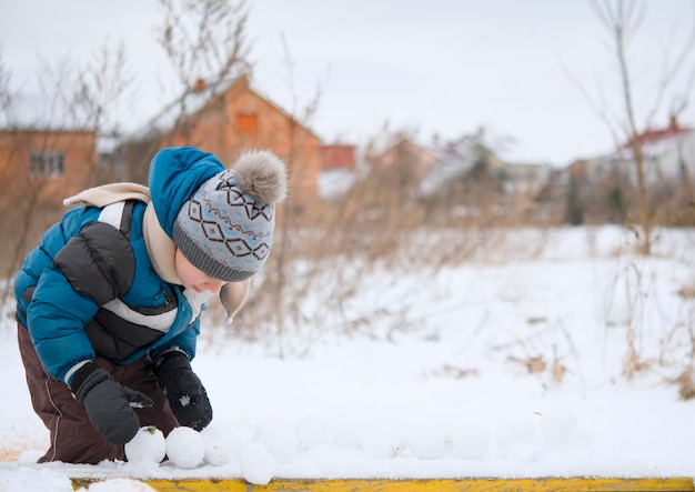 Spelen met sneeuwballenmaker