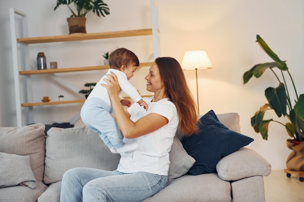 Spelen op de bank Moeder met haar dochtertje is samen thuis