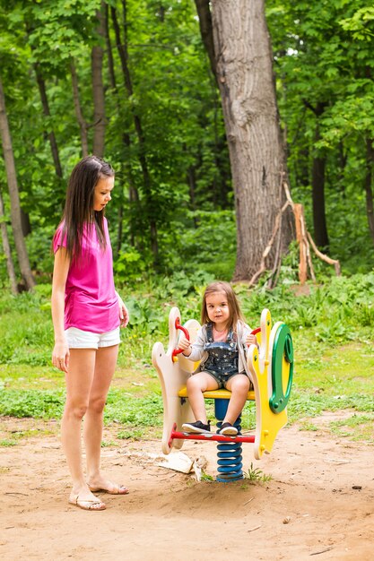 Spelen samen in openluchtpark en gelukkige familie.