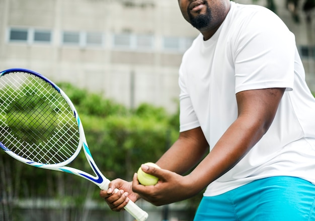 Foto speler bereidt zich voor op een dienen in tennis