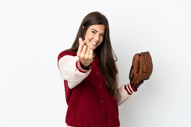 Speler Braziliaanse vrouw met honkbalhandschoen geïsoleerd op een witte achtergrond geld gebaar maken