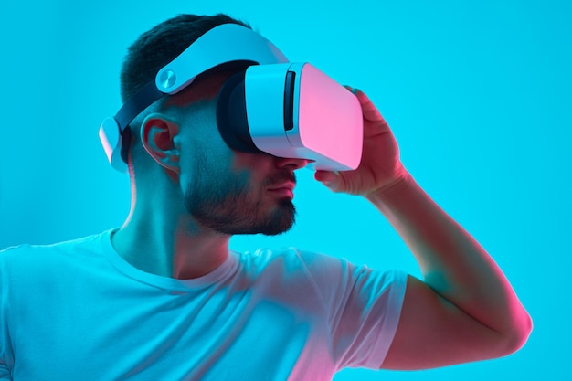 Speler in vr-bril die cyberspace verkent