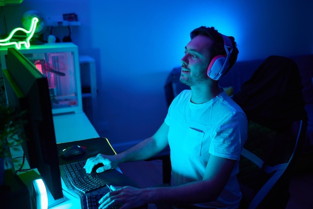 Speler kijkt naar zijn computerscherm en overweegt zijn volgende zet in een online videogame